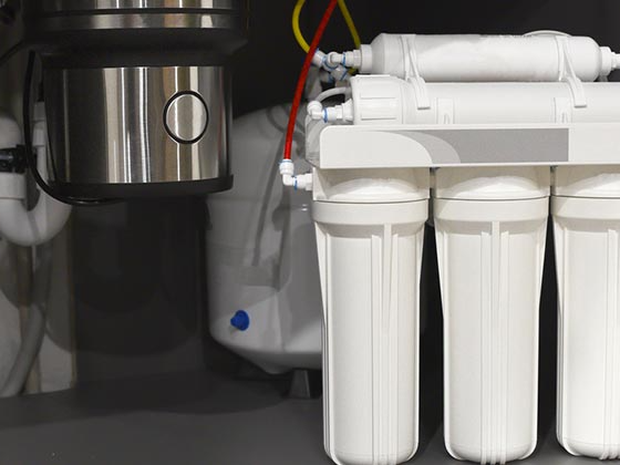 Under-sink water filtration system